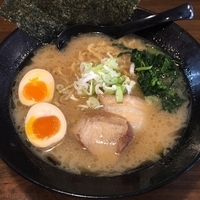 醤油豚骨ラーメン＋味卵＋サービスライス（￥680＋￥100）