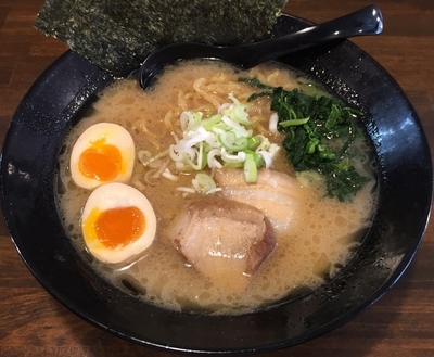 「醤油豚骨ラーメン＋味卵＋サービスライス（￥680＋￥100）」@熱血流 俺のラーメンの写真