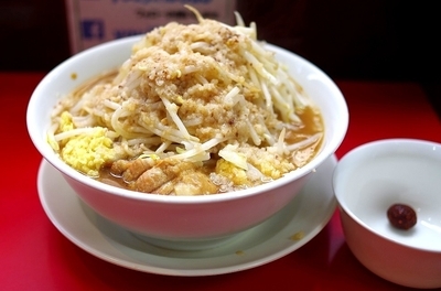 「ラーメン(ニンニク・アブラ・ショウガ・辛玉)730円」@用心棒の写真