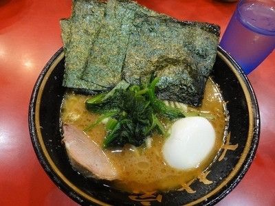 「ラーメン660円　硬め　白玉10円」@家系総本山 ラーメン吉村家の写真