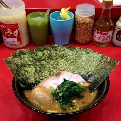 「ラーメン（麺硬め）660円 味玉50円 海苔増50円」@家系総本山 ラーメン吉村家の写真