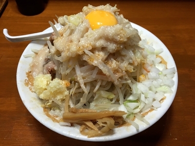 「塩油めん・ヤサイ多め・玉ねぎ多め・ニンニク多め・生たまご」@らーめん kaeruの写真