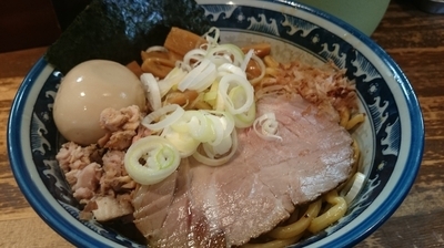 「燻玉油そば 少」@兎に角 松戸店の写真