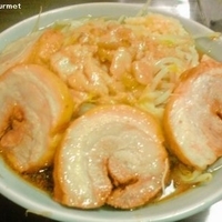 ラーメン小豚 「麺かためニンニクアブラカラメ」(840円)