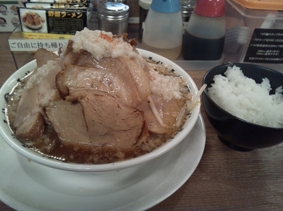 「豚野郎ラーメン（極太麺）+ライス」@野郎ラーメン 菊川店の写真