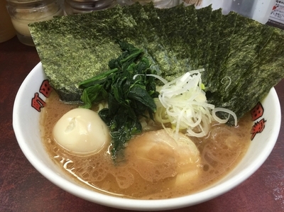 「ラーメン&海苔 味玉」@横浜ラーメン 町田家 新宿南口店の写真