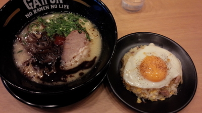 「黒ラーメン（オープンサービスラーメン＋チャーハン500円）」@九州釜焚きとんこつ がッとん 淵野辺店の写真