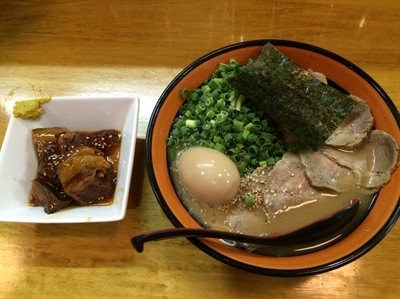 「とんこつラーメン+青ねぎ+チャーシュー+味玉+替え玉、角煮」@らーめん たつ 小手指店の写真
