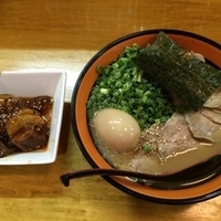とんこつラーメン+青ねぎ+チャーシュー+味玉+替え玉、角煮