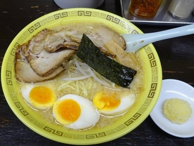 「チャーシュー麺（900円）＋味付玉子（100円）＋ニンニク」@江川亭の写真