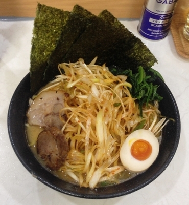 「醤油豚骨ネギラーメン 830円」@龍源 矢向店の写真