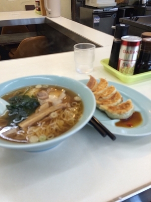「ラーメン300円 ぎょうざ150円」@うめ〜や! 夢屋の写真