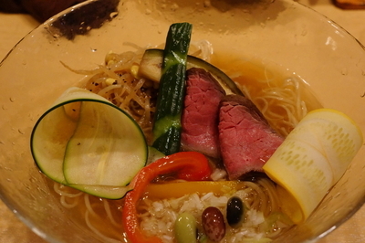 「冷やしビーフそば（限定）」@饗 くろ㐂の写真
