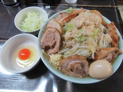 「ラーメン大豚（９４０円）＋味玉＋葱＋生卵」@ラーメンかじろうの写真