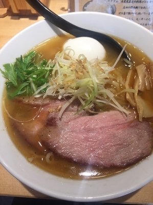 「焼あご塩らー麺、味玉」@焼きあご塩らー麺 たかはし 新宿本店の写真