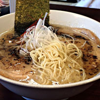「マー油塩とんこつらーめん＋チャーシュー2枚、替玉」@麺屋 蓮花の写真