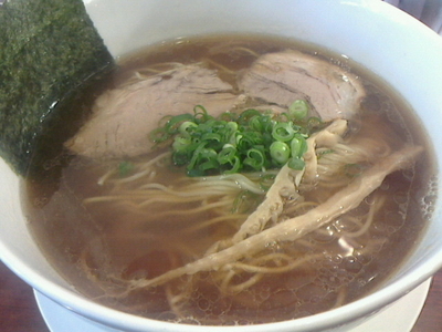 「醤油ラーメン、大盛り」@黄金の塩らぁ麺 due Italian 市ヶ谷店の写真