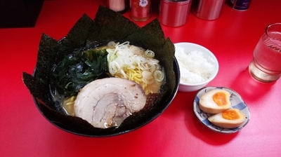 「のりラーメン大盛+半熟煮玉子」@とんこつラーメン松平 六浦店の写真
