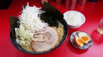 「しらがねぎラーメン大盛+半熟煮玉子」@とんこつラーメン松平 六浦店の写真