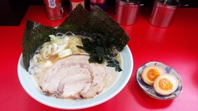 「ラーメン+半熟煮玉子」@とんこつラーメン松平 六浦店の写真