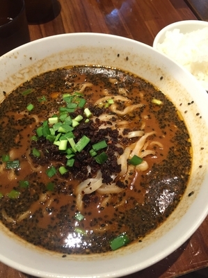 「黒ごま坦々麺、餃子、ライス」@ちょもらんま酒場 八重洲地下街店の写真