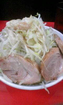 「ラーメン中+小豚(ヤサイチョイましニンニクアブラ)1050円」@びんびん豚の写真