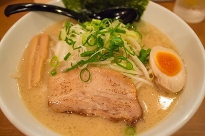 「濃厚豚骨醤油大盛り720円」@ラーメン春樹 小田原店の写真