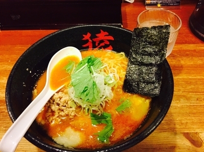 「赤猿ニンニクバターラーメン 930円」@麺や 猿の写真