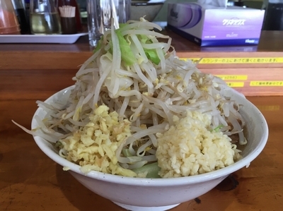 「ラーメン小 豚二枚 野菜 ニンニク 生姜」@ラーメン 滋悟郎の写真