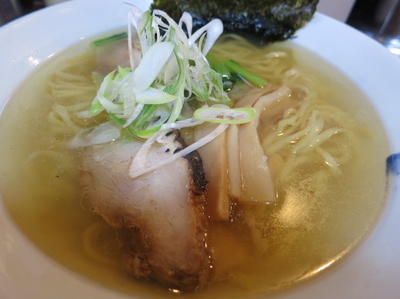 「白ラーメン太麺700円」@野田醤油ラーメン 麺屋あじくま 柏インター店の写真