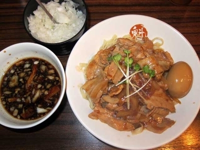 「肉盛りつけ麺並800円＋無料肉増し・味玉」@魁 肉盛りつけ麺 六代目けいすけの写真