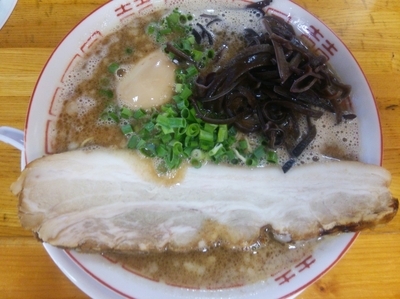 「黒い豚骨らーめん（はりがね）＋替え玉（はりがね）」@中華そば専門 めんやいただきの写真