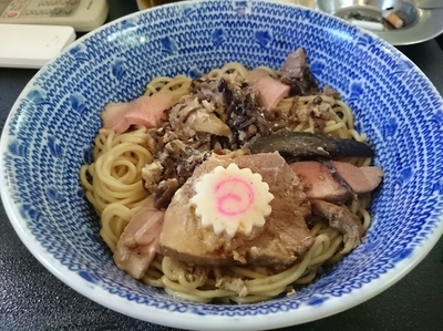 「油そば(二玉)500円＋おつまみローストビーフetc」@めんけんの写真