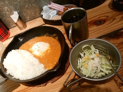 「朝のエッグカレー（ドリンク・ミニサラダ付）690円」@野菜を食べるカレー camp express エキュート品川サウス店の写真