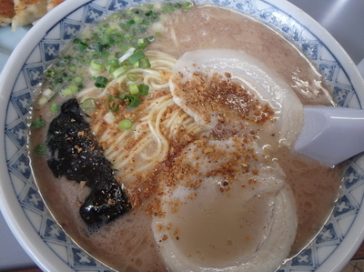 「大盛ラーメン(700円)ぎょうざ(250円)」@桃苑の写真