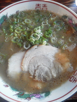 「久留米ラーメン\750＋半ライス（ランチサービス）」@元祖とんこつ久留米ラーメン 福ヤの写真