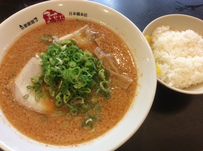 「ラーメン 大盛 麺硬め＋辛いの多目＋ライス普通」@京都銀閣寺 ますたにラーメン 日本橋本店の写真