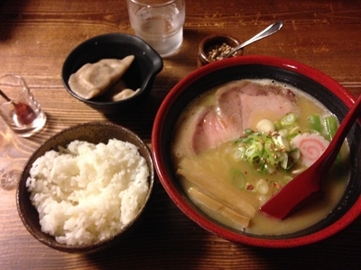 「特濃鶏白湯＋水餃子(2個入り)＋半ライス」@拉麺酒房 熊人の写真