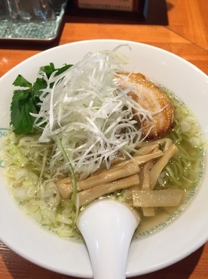 「塩(グリーン)ネギ増し」@麺屋 六感堂 Rock'anDoの写真