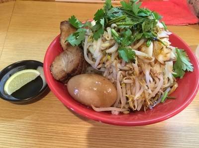 「トムヤムブタメン ニンニクヤサイ煮卵 870円」@恵比寿ブタメン たなしの写真