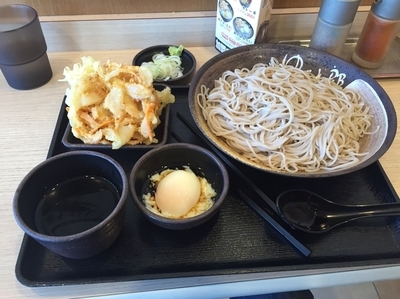 「朝そば〈温玉〉＋クーポンイカ天＋大盛」@ゆで太郎 柏の葉キャンパス店の写真