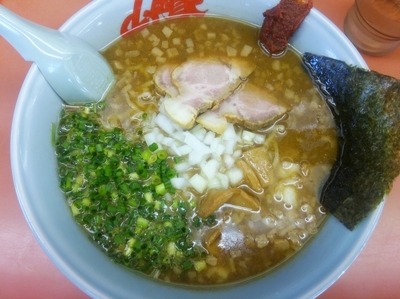 「煮干し醤油らぁめん（硬め）＋中盛＋チャーシュー2枚」@山岡家 前橋亀里店の写真