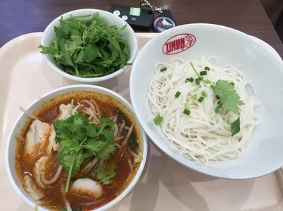 「米麺のトムヤム冷つけ麺＋パクチー増し  790＋100円」@TINUN 越谷イオンレイクタウン店の写真