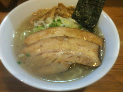 「端麗琥珀そば（白）＋麺大盛り＋豚バラチャーシュー１枚」@麺や 燦虎の写真