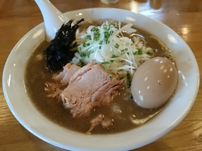 「濃厚煮干そば750円＋味玉100円」@中村屋総本山の写真