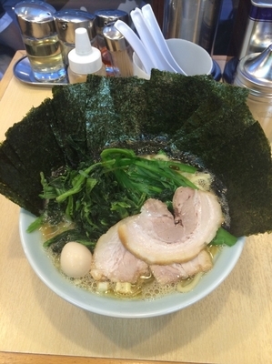 「醤油ラーメン＋ニラ＋海苔ダブル」@壱六家 大森店の写真