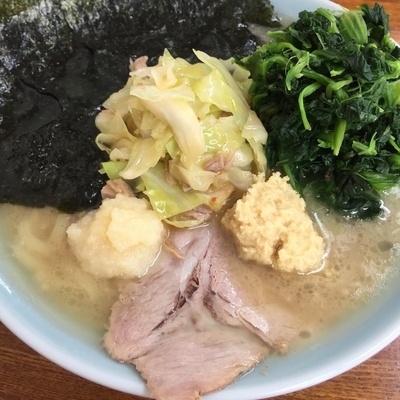 「ラーメン＋ほうれん草＋キャベチャー（￥850）」@横浜家系ラーメン上々家の写真