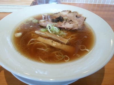 「丸鶏の醤油らーめん(並盛・140g)750円」@らーめんキッチン いいづかの写真