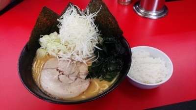 「味噌ラーメン大盛+しらがねぎ（ライスサービス）」@とんこつラーメン松平 六浦店の写真