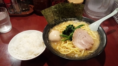 「豚骨醤油らーめん大盛+玉子（ライス無料）」@藤井家の写真